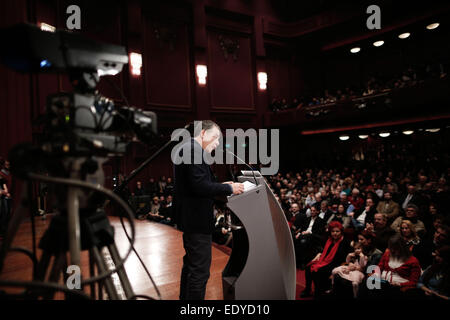 Thessaloniki, Griechenland. 11. Januar 2015. Der Führer der Partei ", Potami", spricht Stavros Theodorakis Unterstützer während einer Wahlkampf-Kundgebung in Thessaloniki. Griechenland geht an die Urnen für die Parlamentswahlen am 25. Januar. Der Führer der Partei ", Potami" adressiert Stavros Theodorakis Unterstützer im Olympion Kino während einer Wahlkampf-Kundgebung in Thessaloniki. Laut Meinungsumfragen ist ", Potami" an dritter Stelle weniger als drei Wochen vor den Wahlen. Bildnachweis: Konstantinos Tsakalidis/Alamy Live-Nachrichten Stockfoto