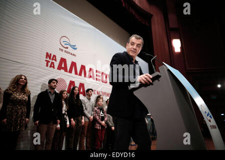 Thessaloniki, Griechenland. 11. Januar 2015. Der Führer der Partei ", Potami", spricht Stavros Theodorakis Unterstützer während einer Wahlkampf-Kundgebung in Thessaloniki. Griechenland geht an die Urnen für die Parlamentswahlen am 25. Januar. Der Führer der Partei ", Potami" adressiert Stavros Theodorakis Unterstützer im Olympion Kino während einer Wahlkampf-Kundgebung in Thessaloniki. Laut Meinungsumfragen ist ", Potami" an dritter Stelle weniger als drei Wochen vor den Wahlen. Bildnachweis: Konstantinos Tsakalidis/Alamy Live-Nachrichten Stockfoto