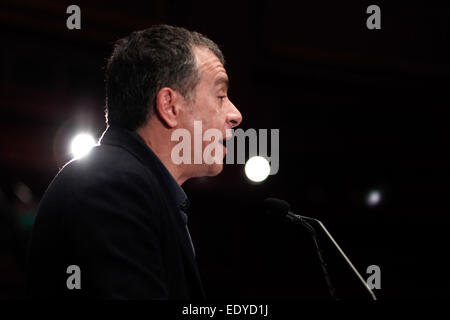 Thessaloniki, Griechenland. 11. Januar 2015. Der Führer der Partei ", Potami", spricht Stavros Theodorakis Unterstützer während einer Wahlkampf-Kundgebung in Thessaloniki. Griechenland geht an die Urnen für die Parlamentswahlen am 25. Januar. Der Führer der Partei ", Potami" adressiert Stavros Theodorakis Unterstützer im Olympion Kino während einer Wahlkampf-Kundgebung in Thessaloniki. Laut Meinungsumfragen ist ", Potami" an dritter Stelle weniger als drei Wochen vor den Wahlen. Bildnachweis: Konstantinos Tsakalidis/Alamy Live-Nachrichten Stockfoto