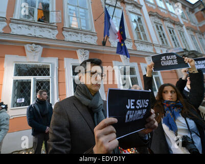 Französischer Botschafter Jean-Pierre Asvazadourian hält eine Plakat-Lesung "Je Suis Charlie" (I Am Charlie) während ein Denkmal außerhalb französische Botschaft in Prag, Tschechische Republik, Samstag, 10. Januar 2015 zu sammeln. Leute kommen, um die Opfer des Terroranschlags in Paris in den Büros der satirischen Zeitung Charlie Hebdo Tribut zollen.  (CTK Foto/Michal Dolezal) Stockfoto