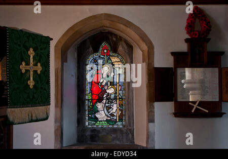 Beflecken Glasfenster von der Kanzel der Keymer Kirche, der Heiligen Kosmos und Damien in West Sussex Stockfoto