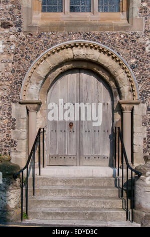 Ein Tür-Weg in St. Leonhard-Kirche (Seaford, Ostsussex).  Dies öffnet sich direkt auf eine Straße und ist nicht sehr oft benutzt Stockfoto