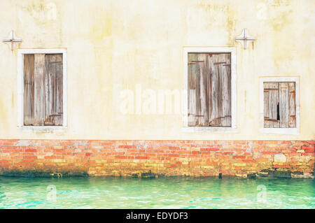 Alte Fenster mit hölzernen Fensterläden, Venedig Italien. Stockfoto