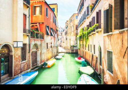 Schmalen Kanal und alte Gebäude in Venedig, Italien. Stockfoto