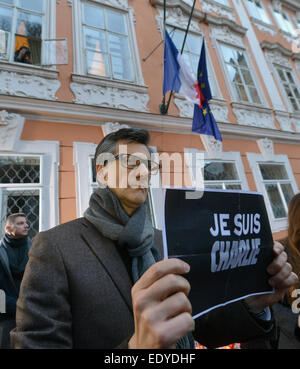 Französischer Botschafter Jean-Pierre Asvazadourian hält eine Plakat-Lesung "Je Suis Charlie" (I Am Charlie) während ein Denkmal außerhalb französische Botschaft in Prag, Tschechische Republik, Samstag, 10. Januar 2015 zu sammeln. Leute kommen, um die Opfer des Terroranschlags in Paris in den Büros der satirischen Zeitung Charlie Hebdo Tribut zollen.  (CTK Foto/Michal Dolezal) Stockfoto