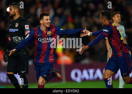 Lionel Messi (FC Barcelona) feiert mit seinen Teamkollegen Neymar da Silva Jr. (FC Barcelona) nach seinem Tor in der Primera División Fußballspiel zwischen FC Barcelona und Atletico de Madrid im Camp Nou Stadion in Barcelona, Spanien, Sonntag, 11. Januar 2015. Foto: S.Lau Stockfoto