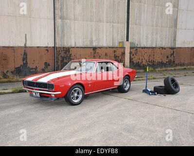 Rangierwagenheber und Racing-slick-Reifen bereit die hinteren Räder und ziehen Rennen eine 1967 Chevrolet Camaro amerikanischen Muscle-car Stockfoto