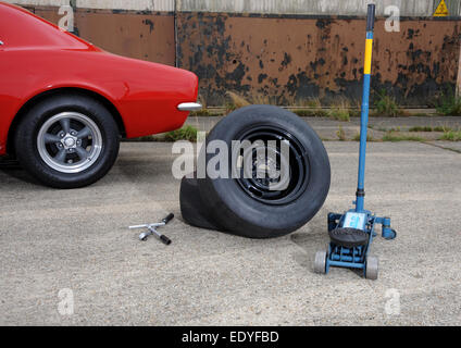 Rangierwagenheber und Racing-slick-Reifen bereit die hinteren Räder und ziehen Rennen eine 1967 Chevrolet Camaro amerikanischen Muscle-car Stockfoto