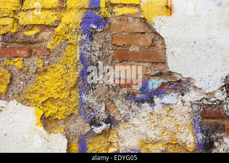 Alte Mauer mit der Farbe geschält aus Gips als Hintergrund Stockfoto