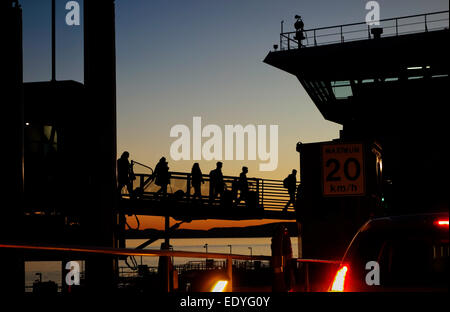 Silhouetten der Fußgänger Bord der BC-Fähre Schiff am Tsawwwassen Terminal, Greater Vancouver, Vancouver Insel. Stockfoto