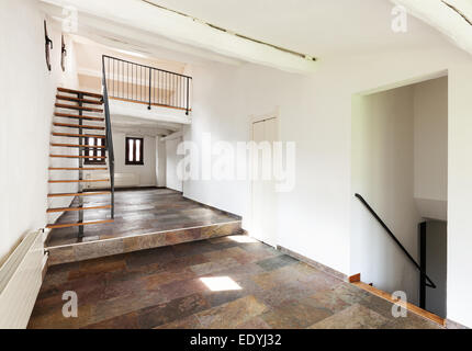 innen rustikale Haus, großes Zimmer mit Treppe Stockfoto