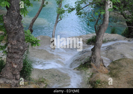 Gebirgsbach befindet sich im Wald. Dies ist der Kurşunlu Wasserfall Naturpark (19 km von Antalya, Türkei). Stockfoto