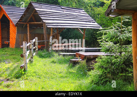 Holztische und Bänke im Pavillon im park Stockfoto