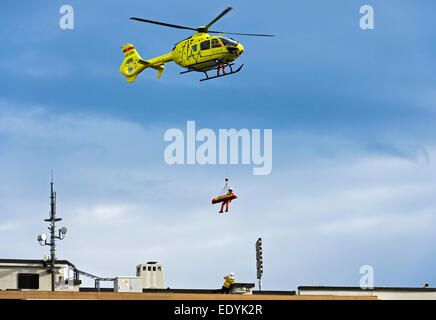 Eurocopter EC135 T2 + Rettungshubschrauber des Universitätsspitals Genf Hôpitaux Universitaire de Genève, HUG, schweben Stockfoto