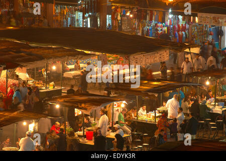 Djemaa el-Fna Platz, UNESCO-Weltkulturerbe in der Nacht, Marrakesch, Marokko Stockfoto