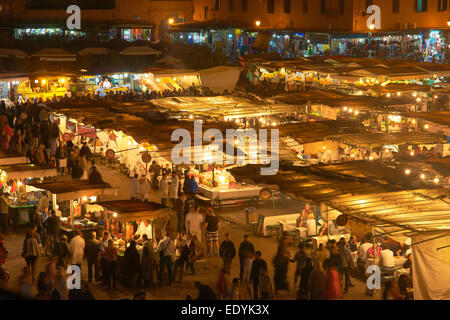 Djemaa el-Fna Platz, UNESCO-Weltkulturerbe in der Nacht, Marrakesch, Marokko Stockfoto