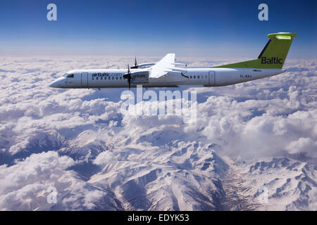 Flugzeug YL-BAJ Air Baltic De Havilland Dash 8 im Flug über die Alpen Stockfoto