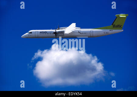 Flugzeug YL-BAJ Air Baltic De Havilland Dash 8 im Flug Stockfoto