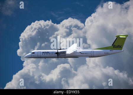 Flugzeug YL-BAJ Air Baltic De Havilland Dash 8 im Flug Stockfoto