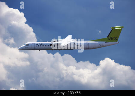 Flugzeug YL-BAJ Air Baltic De Havilland Dash 8 im Flug Stockfoto