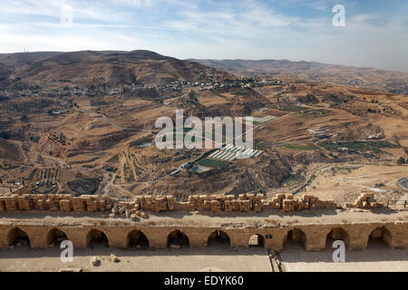 Blick von den Ruinen von Kerak Burg, eine Kreuzritterburg in 1140, zu dieser Zeit gebaut, Crac des Moabiter, Al Karak oder Kerak, Jordanien Stockfoto