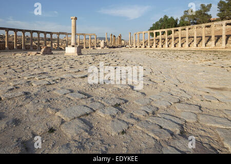 Pflasterarbeiten, ovale Forum, alte römische Stadt Jerash, Teil der Dekapolis, Jerash, Jerash Governorate, Jordanien Stockfoto