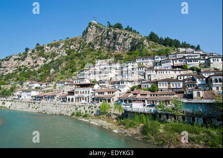 Fluss Osum, Mangalemviertel Viertel, UNESCO-Weltkulturerbe, Berat, Albanien Stockfoto