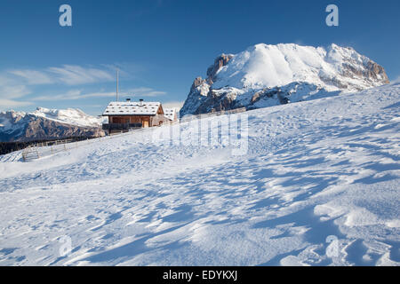 Alm vor Plattkofels im Winter, Saltria, Südtirol, Italien Stockfoto