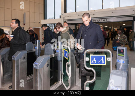 Northampton, UK. 12. Januar 2015. Der neue Bahnhof von Northampton eröffnet für Passagiere, die heute Morgen um 04:00 am 0845 durch die Verkehrsminister Patrick McLoughlin eingeweiht wurde durch die Enthüllung einer Gedenktafel. Bildnachweis: Keith J Smith. / Alamy Live News Stockfoto