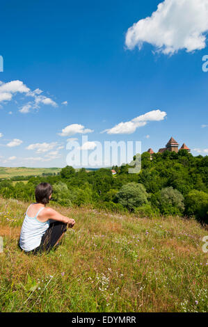 Frau mit Blick auf die befestigte sächsischen Kirche, UNESCO-Weltkulturerbe, Deutsch-Weißkirch, Rumänien Stockfoto