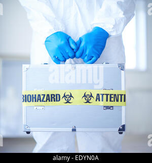 Nahaufnahme von medizinischen Fall mit Biohazard-Symbol im Scientist behandschuhten Hände Stockfoto