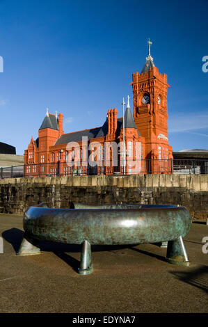 Pierhead Building and Celtic Ring Sculpture von Harvey Hood 1993, Cardiff Bay, Cardiff, Wales, Großbritannien. Stockfoto