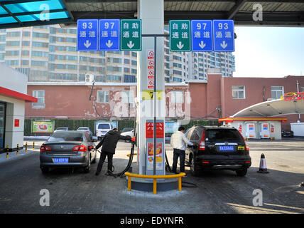 (150112)--CHANGCHUN, 12. Januar 2015 (Xinhua)--Fahrer Kraftstoff ihr Fahrzeug an einer Tankstelle in Changchun, Hauptstadt des nordöstlichen Chinas Provinz Jilin, 12. Januar 2015. Chinas oberste ökonomische Planer, der National Development and Reform Commission, am Montag kündigte eine Zinssenkung auf den Verkaufspreis von Benzin um 180 Yuan (29 US-Dollar) und jene von Diesel von 230 Yuan (37 US-Dollar) pro Tonne. Unterdessen wird die Steuer auf Benzin auf 1,52 Yuan pro Liter von 1,4 Yuan steigen. Die Abgabe auf Diesel wird bis 1,2 Yuan, nach dem Finanzministerium und der State Administration von 1,1 Yuan pro Liter erhöht werden Stockfoto