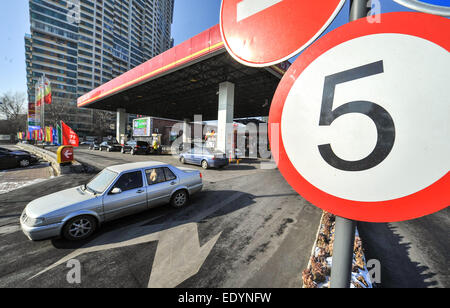 (150112)--CHANGCHUN, 12. Januar 2015 (Xinhua)--A Auto Blätter pro Tankstelle in Changchun, Hauptstadt der Provinz Jilin Nordost-China, 12. Januar 2015. Chinas oberste ökonomische Planer, der National Development and Reform Commission, am Montag kündigte eine Zinssenkung auf den Verkaufspreis von Benzin um 180 Yuan (29 US-Dollar) und jene von Diesel von 230 Yuan (37 US-Dollar) pro Tonne. Unterdessen wird die Steuer auf Benzin auf 1,52 Yuan pro Liter von 1,4 Yuan steigen. Die Abgabe auf Diesel wird von 1,1 Yuan pro Liter auf 1,2 Yuan, nach dem Finanzministerium und der staatlichen Verwaltung von Grossbritannien erhöht werden Stockfoto