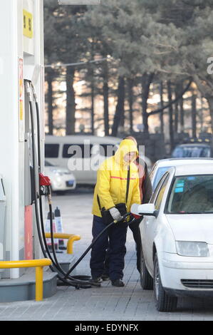 (150112)--CHANGCHUN, 12. Januar 2015 (Xinhua)--ein Mitarbeiter treibt ein Auto an einer Tankstelle in Changchun, Hauptstadt des nordöstlichen Chinas Provinz Jilin, 12. Januar 2015. Chinas oberste ökonomische Planer, der National Development and Reform Commission, am Montag kündigte eine Zinssenkung auf den Verkaufspreis von Benzin um 180 Yuan (29 US-Dollar) und jene von Diesel von 230 Yuan (37 US-Dollar) pro Tonne. Unterdessen wird die Steuer auf Benzin auf 1,52 Yuan pro Liter von 1,4 Yuan steigen. Die Abgabe auf Diesel wird bis 1,2 Yuan, nach dem Finanzministerium und der staatlichen Verwaltung von 1,1 Yuan pro Liter erhöht werden Stockfoto