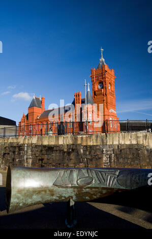 Pierhead Building and Celtic Ring Sculpture von Harvey Hood 1993, Cardiff Bay, Cardiff, Wales, Großbritannien. Stockfoto