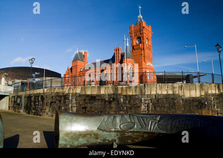 Pierhead Building and Celtic Ring Sculpture von Harvey Hood 1993, Cardiff Bay, Cardiff, Wales, Großbritannien. Stockfoto