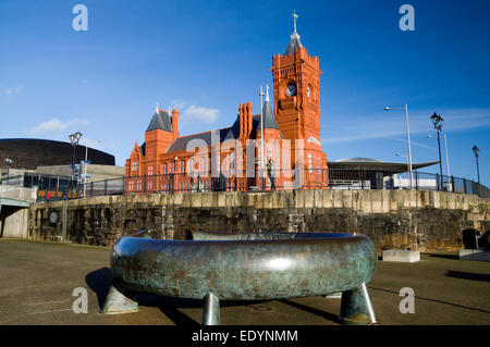 Pierhead Building and Celtic Ring Sculpture von Harvey Hood 1993, Cardiff Bay, Cardiff, Wales, Großbritannien. Stockfoto