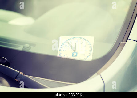 Uhr parken auf dem Armaturenbrett Autos Stockfoto