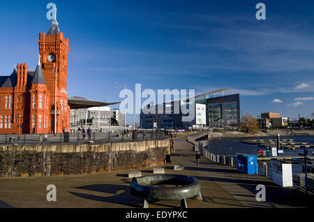 Pierhead Building and Celtic Ring Sculpture von Harvey Hood 1993, Cardiff Bay, Cardiff, Wales, Großbritannien. Stockfoto