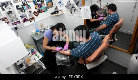 Tattoo artist Tattoo Parlor. Credit: LEE RAMSDEN/ALAMY Stockfoto