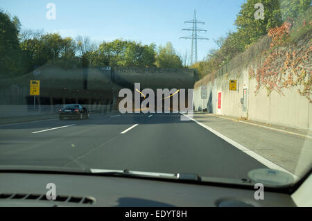 Fahren Sie in Richtung Tunnel auf der Autobahn, Düsseldorf, Deutschland. Stockfoto