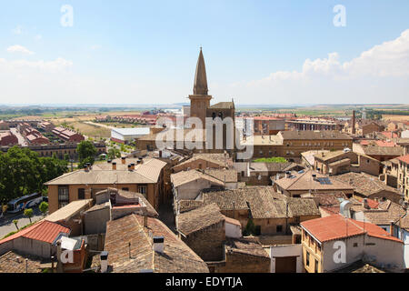 Blick von der mittelalterlichen Befestigungsanlagen in Olite, eine Stadt in Navarra in Nordspanien. Stockfoto