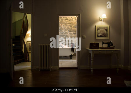 Voyeuristischen voyeur Frauen in der Badewanne baden. Credit: LEE RAMSDEN/ALAMY Stockfoto