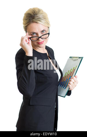 zuversichtlich Geschäftsfrau weared Brille hält Dokumente isoliert auf weiss Stockfoto