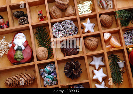 Weihnachtsschmuck und Süßigkeiten in eine Art Fall oder Groß-/Kleinschreibung Stockfoto