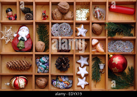 Weihnachtsschmuck und Süßigkeiten in eine Art Fall oder Groß-/Kleinschreibung Stockfoto