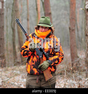 weibliche Jäger in Ungarn mit Marlin-Hebel-Aktion-Gewehr Stockfoto