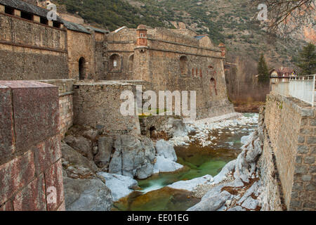 Villefranche-de-Conflent, ein Vauban entworfen befestigte Stadt am Zusammenfluss der Flüsse Tet & Cady in den Pyrenäen-Orientales Stockfoto