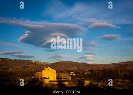 Linsenförmige Wolken in der Nähe von Puigcerda, an der Grenze Spanien/Frankreich von Katalonien. Wolken wie diese mehr oder weniger stationär und Objektiv-sh Stockfoto